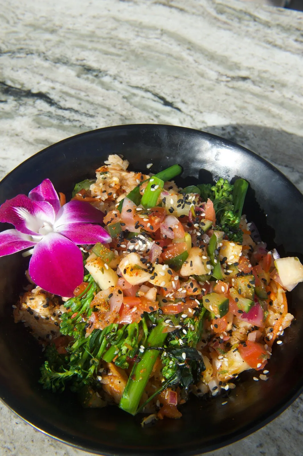 Spicy chicken bowl with rice and broccolini